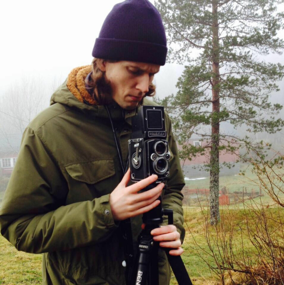 Elias Dahlen, her med det analoge mellomformatkameraet Rolleiflex. Foto: Privat