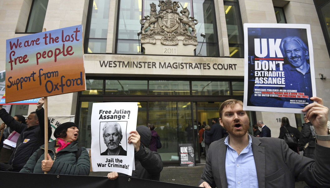Demonstranter som støtter WikiLeaks-grunnleger Julian Assange hadde møtt opp utenfor domstolen i London mandag. Foto: Kirsty O'Connor /PA via AP / NTB scanpix Demonstranter som støtter WikiLeaks-grunnleger Julian Assange hadde møtt opp utenfor domstolen i London mandag. Foto: Kirsty O'Connor /PA via AP / NTB scanpix