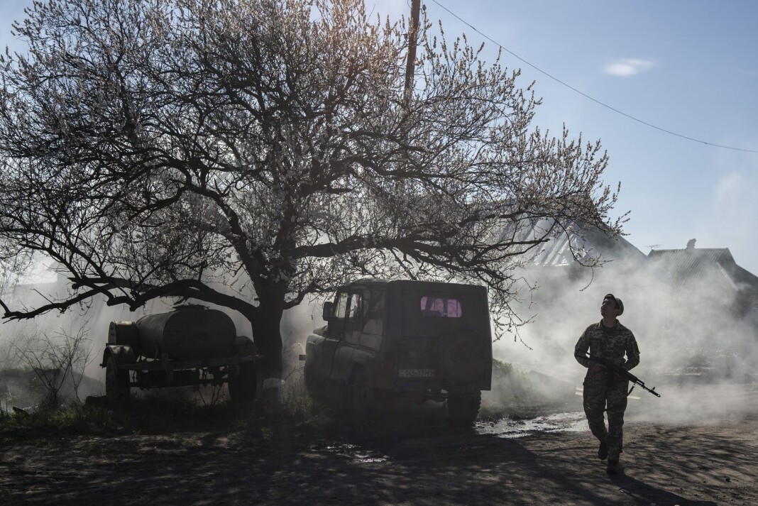 En ukrainsk soldat på vakt nær frontlinjen ved Marinka i Donetsk-regionen, der russiskstøttede separatister har erklært en egen republikk. Foto: Evgeniy Maloletka / AP / NTB scanpix En ukrainsk soldat på vakt nær frontlinjen ved Marinka i Donetsk-regionen, der russiskstøttede separatister har erklært en egen republikk. Foto: Evgeniy Maloletka / AP / NTB scanpix