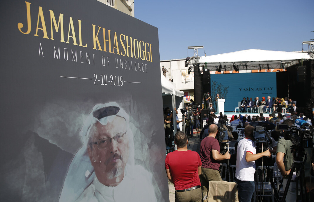 Et bilde av Jamal Khashoggi under en seremoni nær det saudiarabiske konsulatet i Istanbul der den regimekritiske journalisten ble drept. Seremonien fra 2. oktober markerer at det er ett år siden han ble drept. Foto: AP / NTB scanpix Et bilde av Jamal Khashoggi under en seremoni nær det saudiarabiske konsulatet i Istanbul der den regimekritiske journalisten ble drept. Seremonien fra 2. oktober markerer at det er ett år siden han ble drept. Foto: AP / NTB scanpix