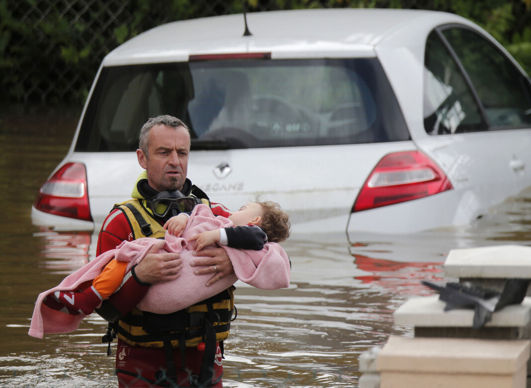 The Guardian vil bruke flere bilder av mennesker som er direkte påvirket av klimaendringene, framfor bilder av isbjørner. Her blir et barn evakuert av en brannmann etter en flom i Orleans i Frankrike i 2016. Foto: Christian Hartmann / Reuters / NTB scanpix The Guardian vil bruke flere bilder av mennesker som er direkte påvirket av klimaendringene, framfor bilder av isbjørner. Her blir et barn evakuert av en brannmann etter en flom i Orleans i Frankrike i 2016. Foto: Christian Hartmann / Reuters / NTB scanpix