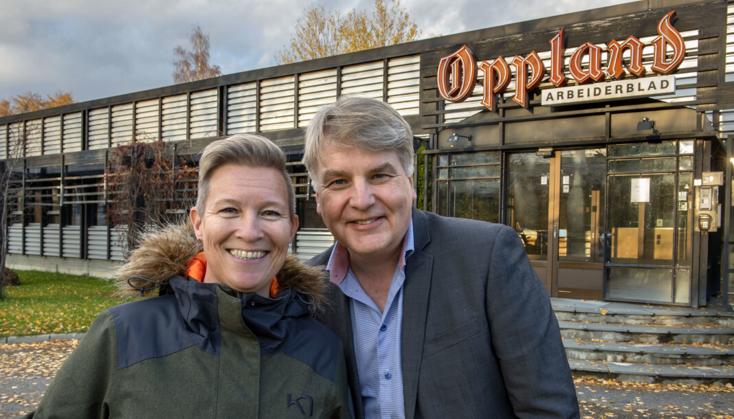 Anita Gjøs sammen med Oppland Arbeiderblads ansvarlig redaktør Erik Sønstelie. Foto: Brynjar Eidstuen / Oppland Arbeiderblad Anita Gjøs sammen med Oppland Arbeiderblads ansvarlig redaktør Erik Sønstelie. Foto: Brynjar Eidstuen / Oppland Arbeiderblad
