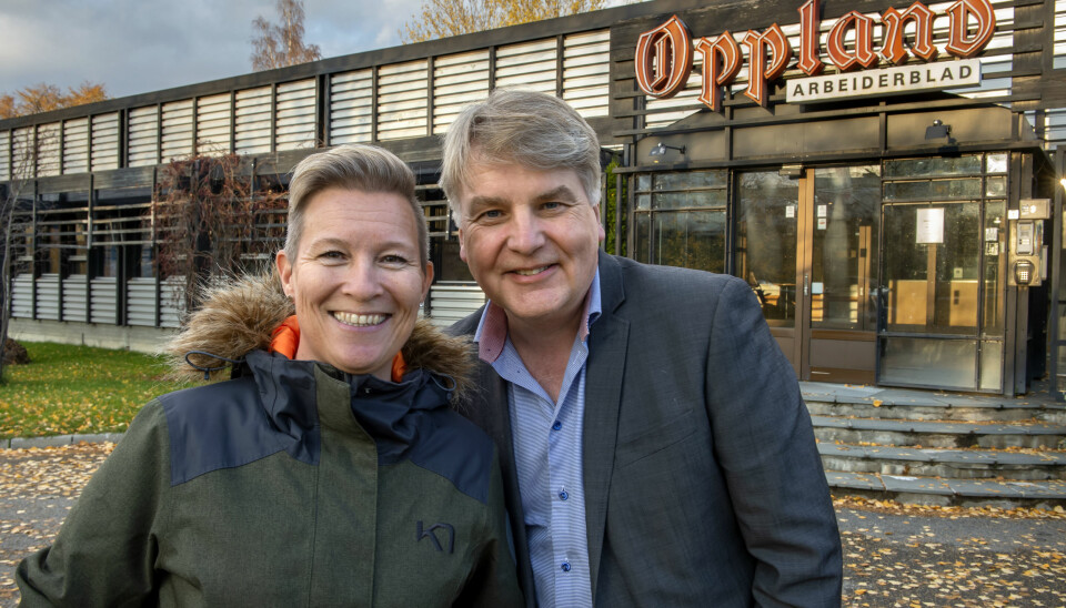 Anita Gjøs sammen med Oppland Arbeiderblads ansvarlig redaktør Erik Sønstelie. Foto: Brynjar Eidstuen / Oppland Arbeiderblad