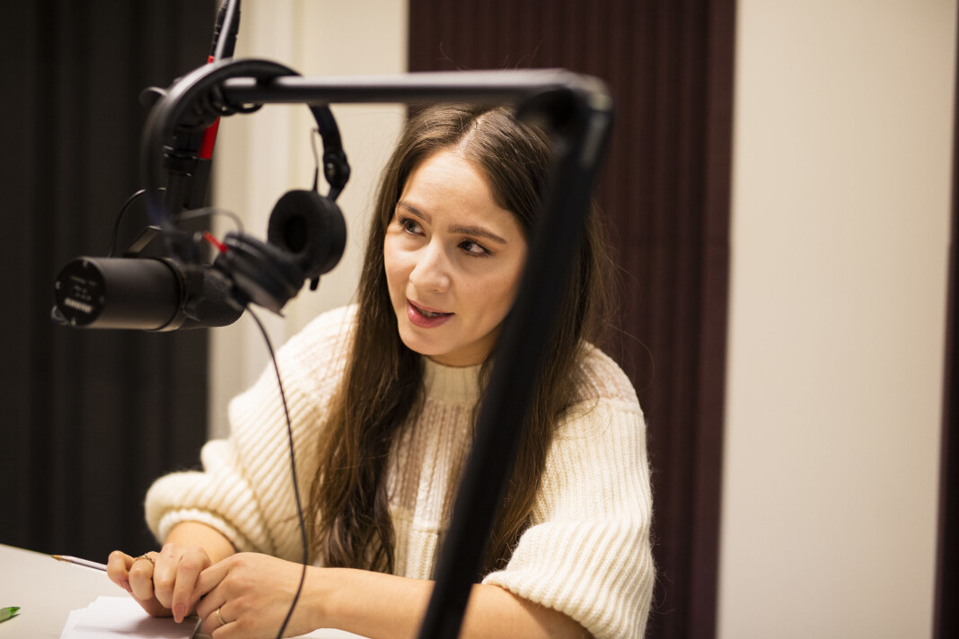 – Skal vi si det sånn eller sånn? Sonia Vold terper på manus før første dagens gjest, Sandra Lyng, kommer til studio. Episoden skal handle om å være mor med psykisk sykdom. Foto: Kristine Lindebø – Skal vi si det sånn eller sånn? Sonia Vold terper på manus før første dagens gjest, Sandra Lyng, kommer til studio. Episoden skal handle om å være mor med psykisk sykdom. Foto: Kristine Lindebø