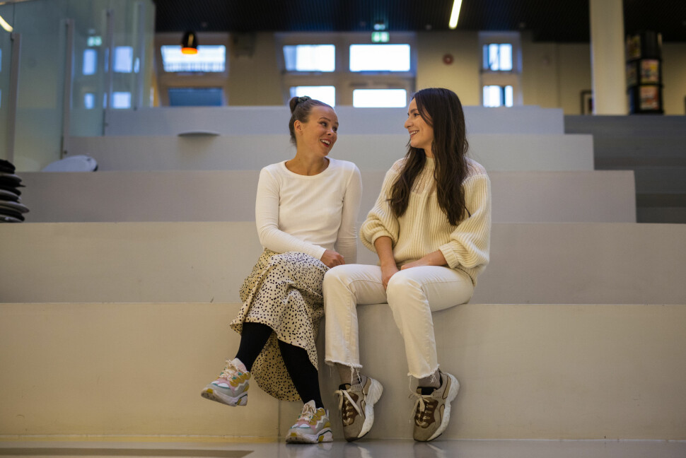 Martine Lunder Brenne og Sonia Vold møtes et par ganger i måneden for å spille inn podkasten «God Mor». Foto: Kristine Lindebø