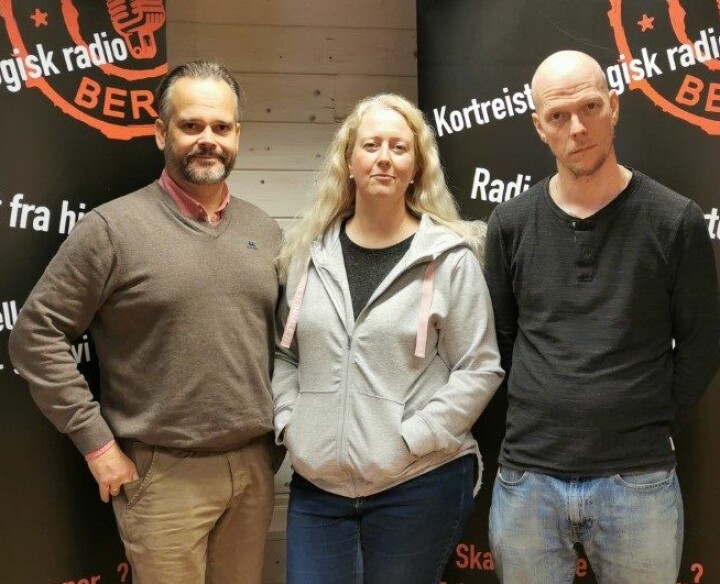 Daglig leder Morten Hiorth Aarra (t.v.), programleder Gunvor Roti Dal og programsjef Petter Lavern i 5000 Bergen. Foto: Privat