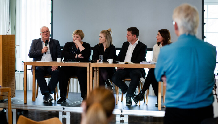 Etter presentasjonen av boken møttes flere til debatt om forskningen. Fra venstre: Rune Hetland fra LLA, Elin Floberghagen fra Norsk Presseforbund, journalist Monica Irén Solberg Susegg i Trønder-Avisa, redaktør Fred C. Gjestad i avisa Raumnes og Marie Therese Lilleborge fra Medietilsynet. Etter presentasjonen av boken møttes flere til debatt om forskningen. Fra venstre: Rune Hetland fra LLA, Elin Floberghagen fra Norsk Presseforbund, journalist Monica Irén Solberg Susegg i Trønder-Avisa, redaktør Fred C. Gjestad i avisa Raumnes og Marie Therese Lilleborge fra Medietilsynet.