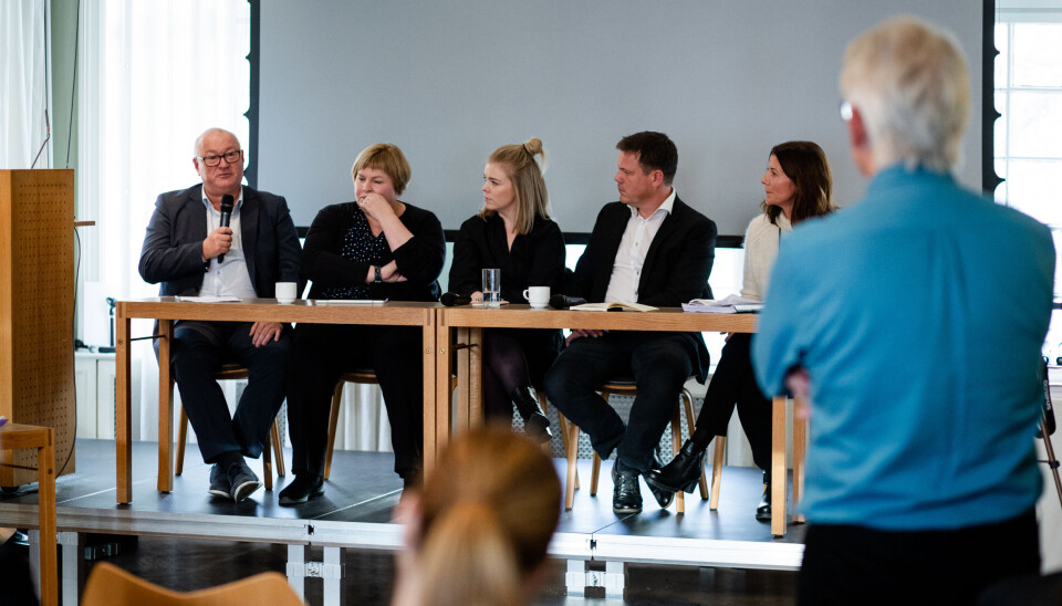 Etter presentasjonen av boken møttes flere til debatt om forskningen. Fra venstre: Rune Hetland fra LLA, Elin Floberghagen fra Norsk Presseforbund, journalist Monica Irén Solberg Susegg i Trønder-Avisa, redaktør Fred C. Gjestad i avisa Raumnes og Marie Therese Lilleborge fra Medietilsynet. Etter presentasjonen av boken møttes flere til debatt om forskningen. Fra venstre: Rune Hetland fra LLA, Elin Floberghagen fra Norsk Presseforbund, journalist Monica Irén Solberg Susegg i Trønder-Avisa, redaktør Fred C. Gjestad i avisa Raumnes og Marie Therese Lilleborge fra Medietilsynet.