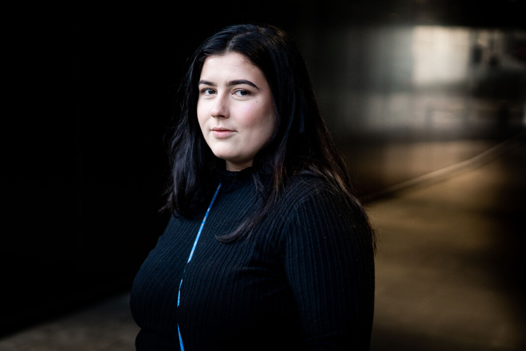 Tuva Marie Åserud ble kastet ut i actionfylt nyhetsfotografering i praksisen i Bergens Tidende – og oppdaget at hun elsket det. Foto: Bård Bøe / Bergens Tidende Tuva Marie Åserud ble kastet ut i actionfylt nyhetsfotografering i praksisen i Bergens Tidende – og oppdaget at hun elsket det. Foto: Bård Bøe / Bergens Tidende