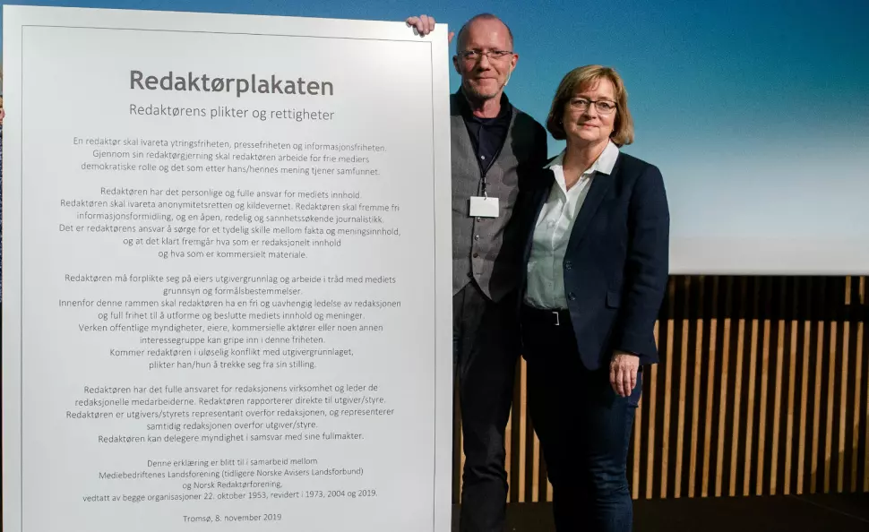 Arne Jensen og Hanna Relling Berg fra Norsk Redaktørforening med storversjonen av den reviderte Redaktørplakaten.
