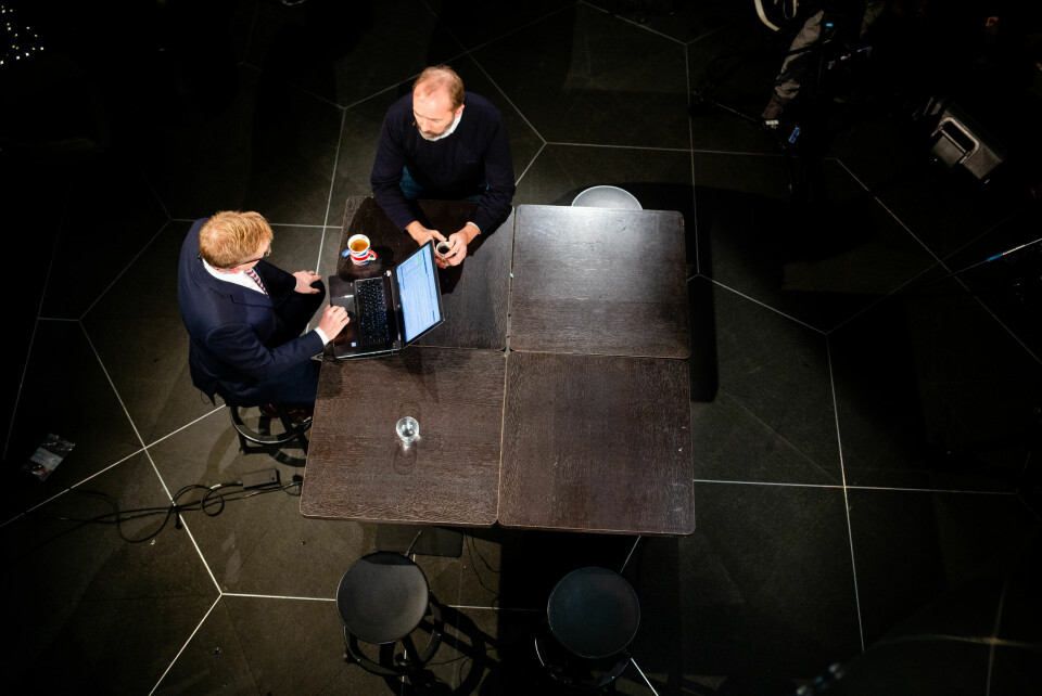 Programleder Espen Aas og Trond Giske i diskusjon på Dagsnytt 18.