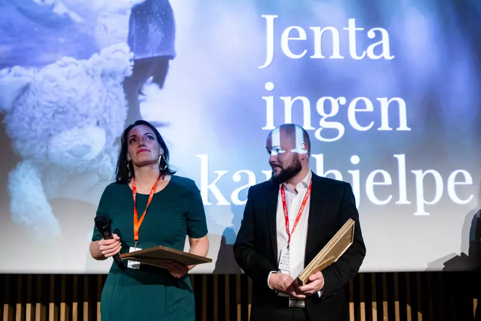 Siri Gulliksen og Alexander Kjønsø Karlsen mottar prisen. Foto: Eskil Wie Furunes
