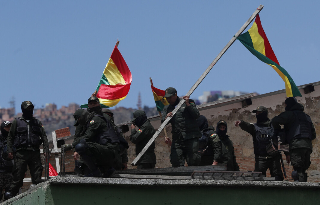 Politiet i flere byer i Bolivia forlot stasjonene sine og tok parti med demonstrantene mot den sittende president Evo Morales fredag. Presidenten har kalt handlingene starten på et statskupp. Foto: Juan Karita / AP / NTB scanpix Politiet i flere byer i Bolivia forlot stasjonene sine og tok parti med demonstrantene mot den sittende president Evo Morales fredag. Presidenten har kalt handlingene starten på et statskupp. Foto: Juan Karita / AP / NTB scanpix