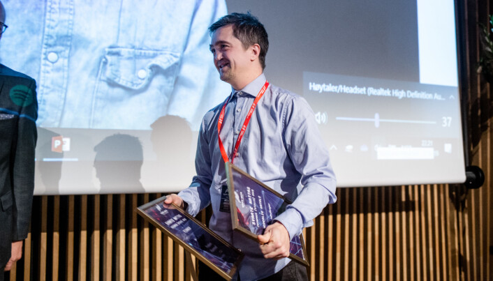 En forfjamset Preben Hunstad mottar videoprisen under Svarte Natta i Tromsø. En forfjamset Preben Hunstad mottar videoprisen under Svarte Natta i Tromsø.