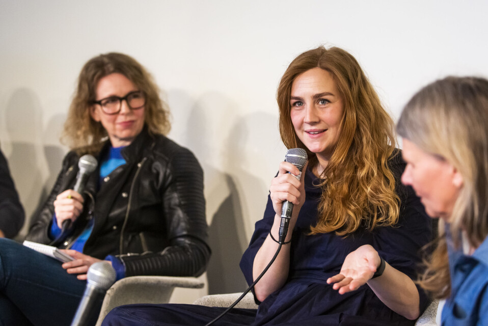 – Vi ser alltid verden fra der vi står, med de ryggsekkene vi har, sier fotojournalist Line Ørnes Søndergaard (midten). Her fra en debatt om nyhetsfotografi før Årets bilde-utdelinga i år. Arkivfoto: Kristine Lindebø – Vi ser alltid verden fra der vi står, med de ryggsekkene vi har, sier fotojournalist Line Ørnes Søndergaard (midten). Her fra en debatt om nyhetsfotografi før Årets bilde-utdelinga i år. Arkivfoto: Kristine Lindebø