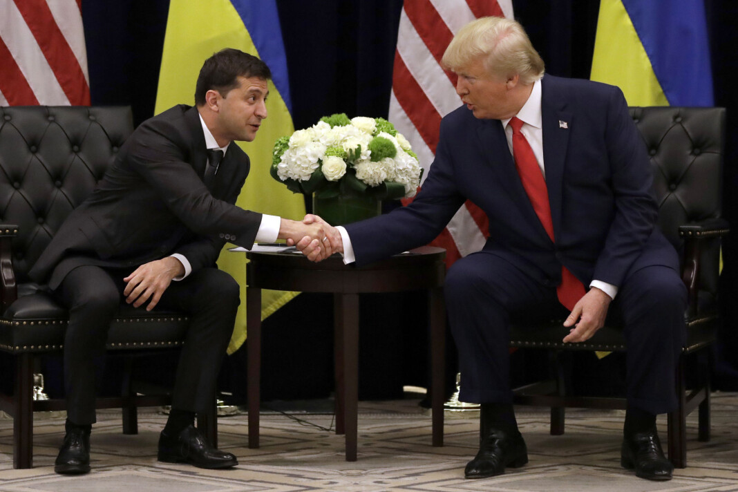 President Donald Trump møter Ukrainas president Volodymyr Zelenskyj på et hotell i New York under FNs hovedforsamling i september. Foto: Evan Vucci / AP / NTB scanpix President Donald Trump møter Ukrainas president Volodymyr Zelenskyj på et hotell i New York under FNs hovedforsamling i september. Foto: Evan Vucci / AP / NTB scanpix