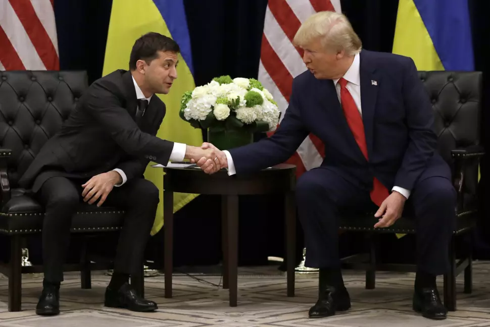 President Donald Trump møter Ukrainas president Volodymyr Zelenskyj på et hotell i New York under FNs hovedforsamling i september. Foto: Evan Vucci / AP / NTB scanpix