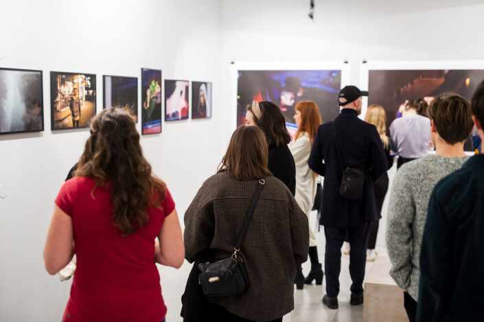 Nesten 200 fotografier representerer trøndersk fotografi i dag, i utstillinga Trondheim Nå. Foto: Kristine Lindebø Nesten 200 fotografier representerer trøndersk fotografi i dag, i utstillinga Trondheim Nå. Foto: Kristine Lindebø