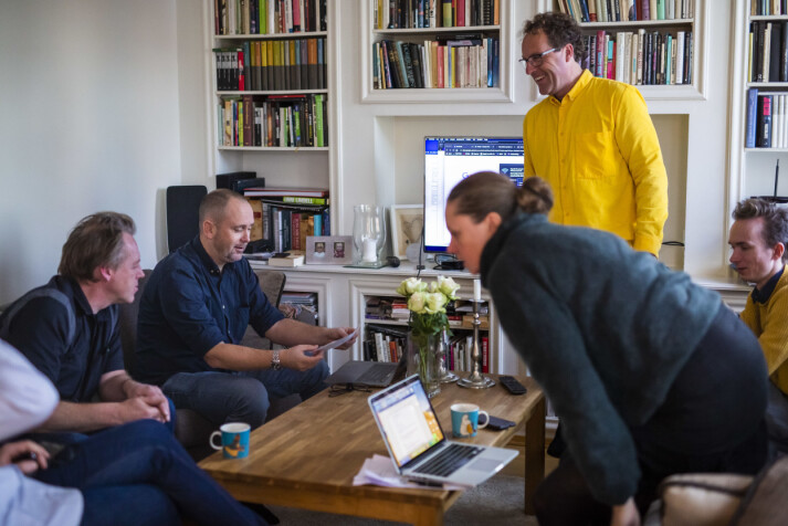 Styremøte i Pressefotografenes klubb, hjemme hos styremedlem Håvard Jensen (stående), under Trondheim Dokumentarfestival. Fra venstre Paal Audestad, leder Jarle Aasland, Håvard Jensen, Adrian Nielsen og Ingun Mæhlum. Foto: Kristine Lindebø Styremøte i Pressefotografenes klubb, hjemme hos styremedlem Håvard Jensen (stående), under Trondheim Dokumentarfestival. Fra venstre Paal Audestad, leder Jarle Aasland, Håvard Jensen, Adrian Nielsen og Ingun Mæhlum. Foto: Kristine Lindebø