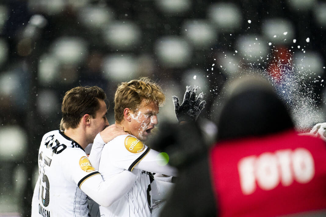 Rosenborgs Erik Botheim jubler rett i TV-kamera. Foran står Adresseavisens fotograf. – Det er veldig god stemning og dårlig humor mellom oss fotografene på Lerkendal, sier Ole Martin Wold. Foto: Ole Martin Wold / NTB scanpix Rosenborgs Erik Botheim jubler rett i TV-kamera. Foran står Adresseavisens fotograf. – Det er veldig god stemning og dårlig humor mellom oss fotografene på Lerkendal, sier Ole Martin Wold. Foto: Ole Martin Wold / NTB scanpix