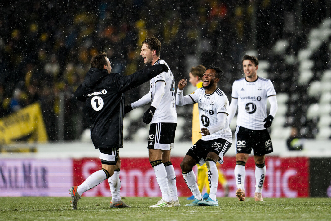 Rosenborgs Mike Jensen stormer ut på banen for å gratulere Rosenborgs Marius Lundemo etter kampen mellom Rosenborg og Bodø/Glimt på Lerkendal stadion (3-2). Rosenborgs Samuel Adegbenro bak. Foto: Ole Martin Wold / NTB scanpix Rosenborgs Mike Jensen stormer ut på banen for å gratulere Rosenborgs Marius Lundemo etter kampen mellom Rosenborg og Bodø/Glimt på Lerkendal stadion (3-2). Rosenborgs Samuel Adegbenro bak. Foto: Ole Martin Wold / NTB scanpix