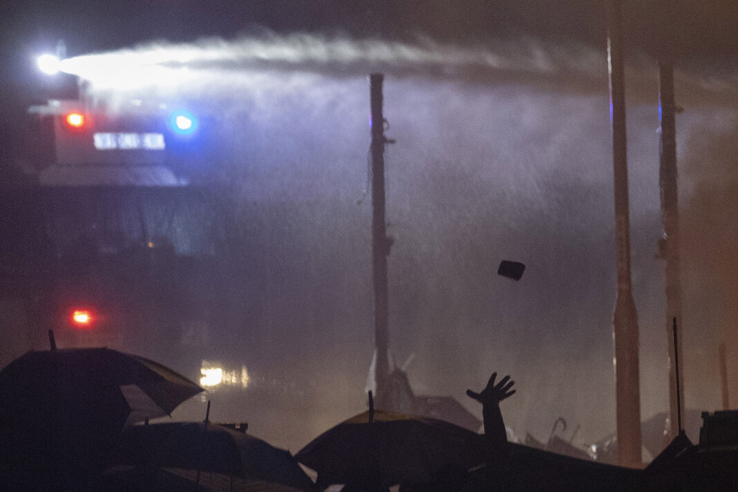 Fotografen til svenske Dagens Nyheter ble søndag beskutt med vannkanon i Hongkong. Dette bildet ble tatt i dag. Foto: Ng Han Guan / AP / NTB scanpix Fotografen til svenske Dagens Nyheter ble søndag beskutt med vannkanon i Hongkong. Dette bildet ble tatt i dag. Foto: Ng Han Guan / AP / NTB scanpix