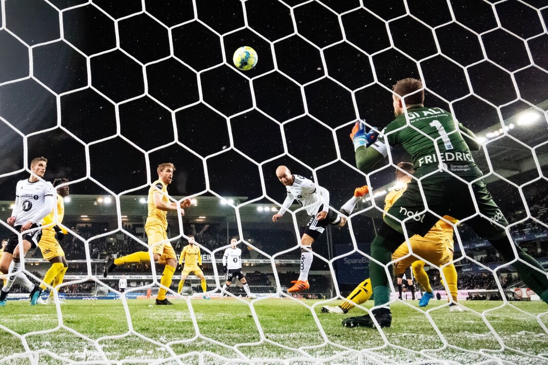 Rosenborgs Tore Reginiussen header inn 1-0 på hjemmebane, mot Bodø/Glimt. Bildet er tatt med et av kameraene fotografen har plassert på hver side av mål. Foto: Ole Martin Wold / NTB Scanpix Rosenborgs Tore Reginiussen header inn 1-0 på hjemmebane, mot Bodø/Glimt. Bildet er tatt med et av kameraene fotografen har plassert på hver side av mål. Foto: Ole Martin Wold / NTB Scanpix