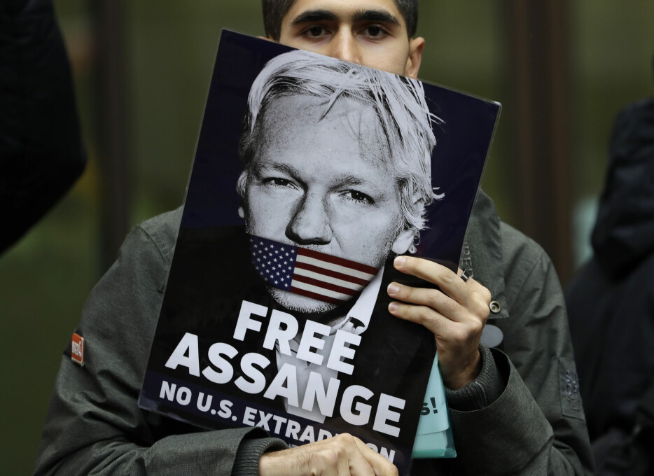 En av Julian Assanges støttespillere med en plakat av australieren.