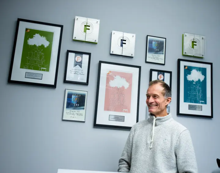 Politiforum har fått opp fagpresseprisene i de nye redaksjonslokalene i Nydalen. De personlige prisene har Ole Martin Mortvedt hentet hjem til Hamar. Foto: Nils Martin Silvola Politiforum har fått opp fagpresseprisene i de nye redaksjonslokalene i Nydalen. De personlige prisene har Ole Martin Mortvedt hentet hjem til Hamar. Foto: Nils Martin Silvola