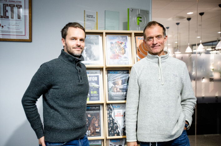 På- og avtroppende redaktør i Politiforum. Noen flere priser på hylla i bakgrunnen. Foto: Nils Martin Silvola På- og avtroppende redaktør i Politiforum. Noen flere priser på hylla i bakgrunnen. Foto: Nils Martin Silvola