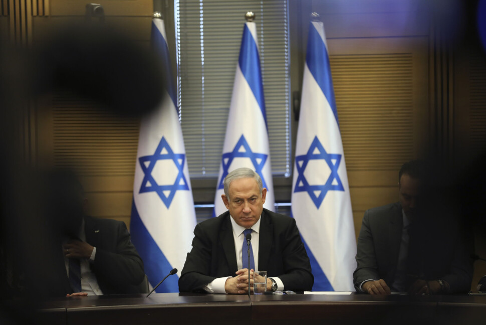 Israels statsminister Benjamin Netanyahu tiltales for økonomisk kriminalitet. Han skal blant annet ha betalt en avi. Foto: Oded Balilty / AP / NTB scanpix Israels statsminister Benjamin Netanyahu tiltales for økonomisk kriminalitet. Han skal blant annet ha betalt en avi. Foto: Oded Balilty / AP / NTB scanpix