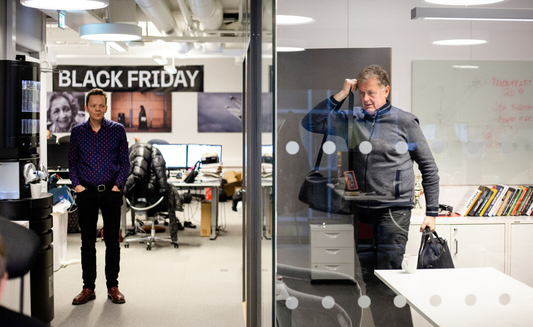 Ansvarlig redaktør Gunnar Stavrum forlater glassburet sitt i Nettavisens lokaler, mens journalist Morten Solli står ved kaffemaskinen like ved. Nå varsler den heldigitale avisen at de skal utvide bemanningen. Ansvarlig redaktør Gunnar Stavrum forlater glassburet sitt i Nettavisens lokaler, mens journalist Morten Solli står ved kaffemaskinen like ved. Nå varsler den heldigitale avisen at de skal utvide bemanningen.