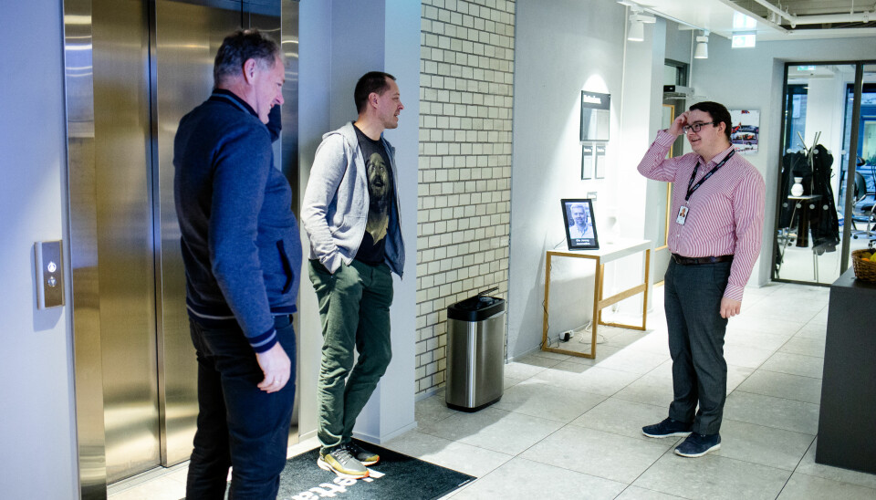 Skjortekledde Espen Teigen møter genserkledde redaktører ved heisen i Nettavisens lokaler.