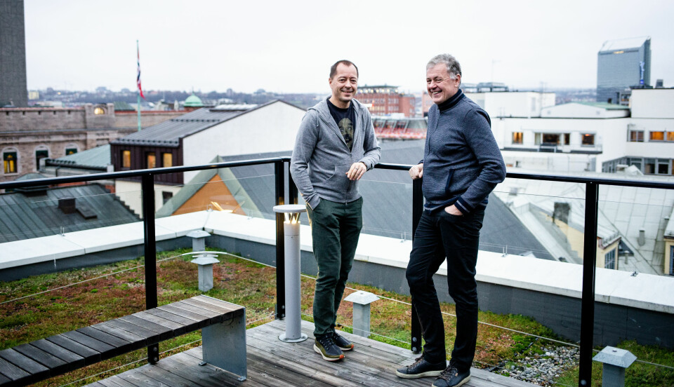 Nyhetsredaktør René Svendsen og ansvarlig redaktør Gunnar Stavrum på toppen av taket på Amedia-bygget i Akersgata.