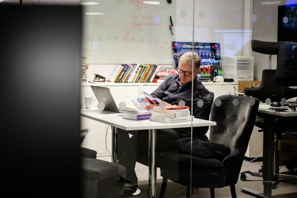 Gunnar Stavrum har kontoret sitt i et lite glassbur midt i redaksjonen, hvor alle kan se inn og være vitne til hva han gjør på jobb.