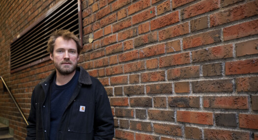 Fra hotellet kunne han høre eksplosjonene. Men det var ikke den historien Ole Øyvind Sand Holth ville fortelle Fra hotellet kunne han høre eksplosjonene. Men det var ikke den historien Ole Øyvind Sand Holth ville fortelle