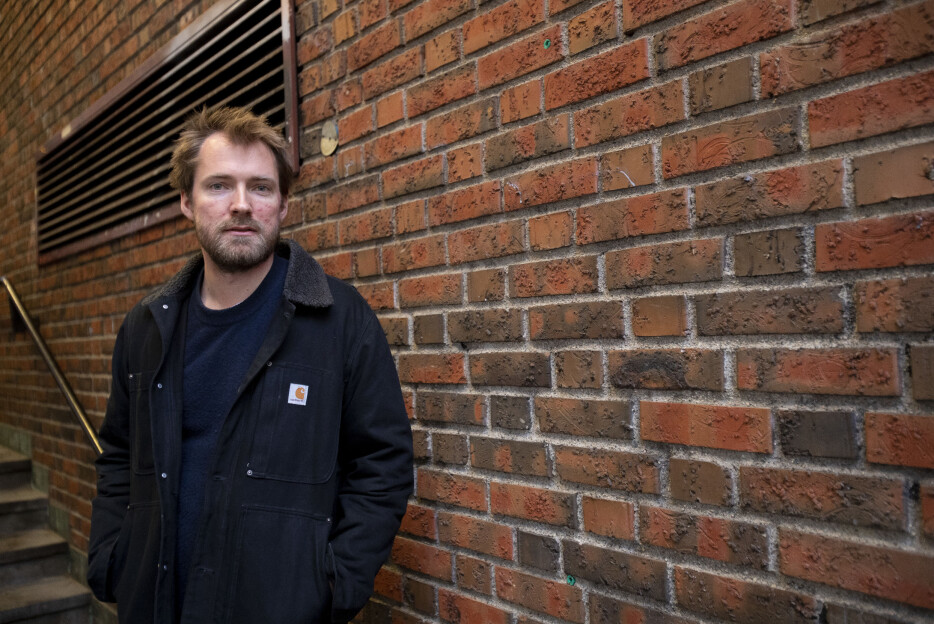 Fra hotellet kunne han høre eksplosjonene. Men det var ikke den historien Ole Øyvind Sand Holth ville fortelle