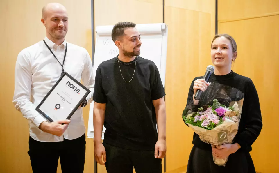 Erlend Ofte Arntsen, Kristoffer Kumar og Natalie Remøe Hansen mottar pris.