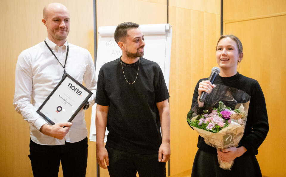 Erlend Ofte Arntsen, Kristoffer Kumar og Natalie Remøe Hansen mottar pris. Erlend Ofte Arntsen, Kristoffer Kumar og Natalie Remøe Hansen mottar pris.