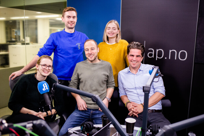 Hele redaksjonen: Klipper Anne Lindholm, produsent Anders Veberg, programleder Andreas Bakke Foss, praktikant Johanne Nese og programleder Kristoffer Rønneberg. Karoline Fossland var ikke tilstede. Hele redaksjonen: Klipper Anne Lindholm, produsent Anders Veberg, programleder Andreas Bakke Foss, praktikant Johanne Nese og programleder Kristoffer Rønneberg. Karoline Fossland var ikke tilstede.
