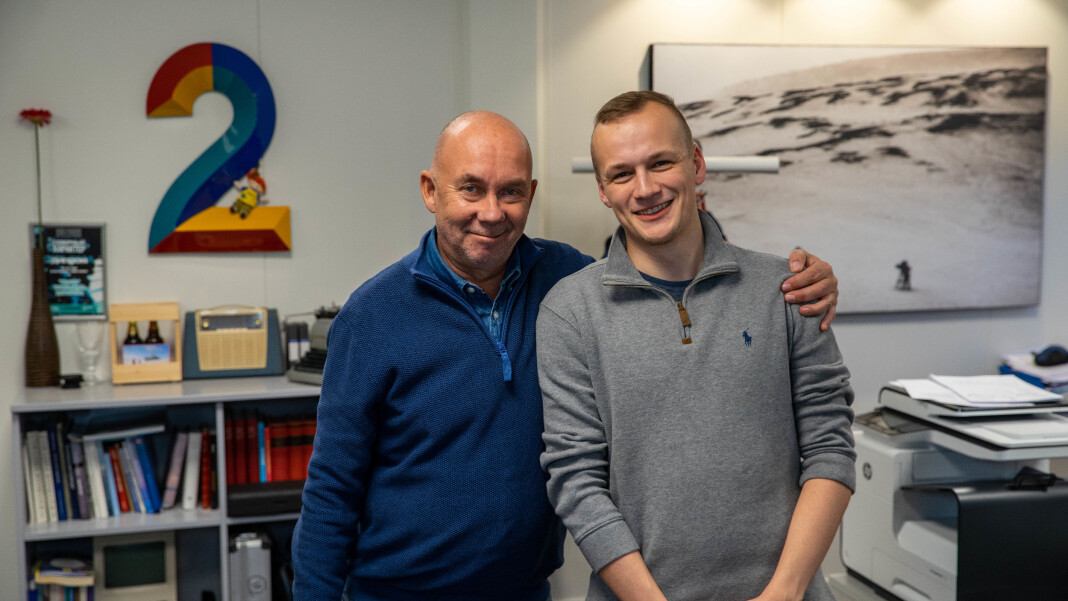 Egil Pettersen og Tobias Kvalvik Henriksen skal jobbe sammen på TV 2-kontoret i Tromsø det neste året. Egil Pettersen og Tobias Kvalvik Henriksen skal jobbe sammen på TV 2-kontoret i Tromsø det neste året.