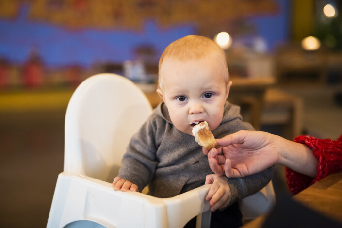 Isak (9 måneder) smaker på aioli for første gang mens han er med mamma Henriette Ydse Krogstad på intervju.