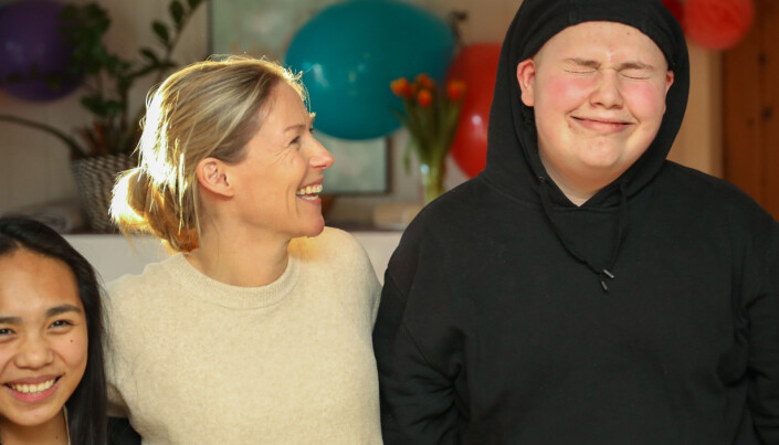 Helene med Coreene (18) og Dennis (17). Foto: Anders Leines / NRK Helene med Coreene (18) og Dennis (17). Foto: Anders Leines / NRK