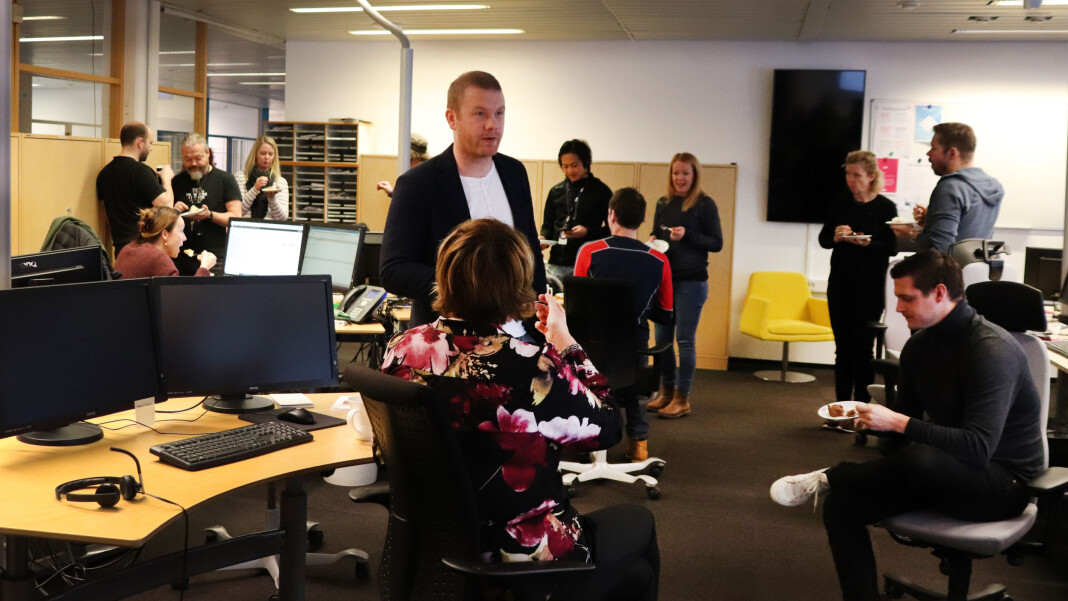 Kakespising på NRK Tyholt mandag, når digital utviklingsleder for NRK Region midt, Sigurd Steinum (midten), presenterer den nye digitale dybdedesken. Kakespising på NRK Tyholt mandag, når digital utviklingsleder for NRK Region midt, Sigurd Steinum (midten), presenterer den nye digitale dybdedesken.