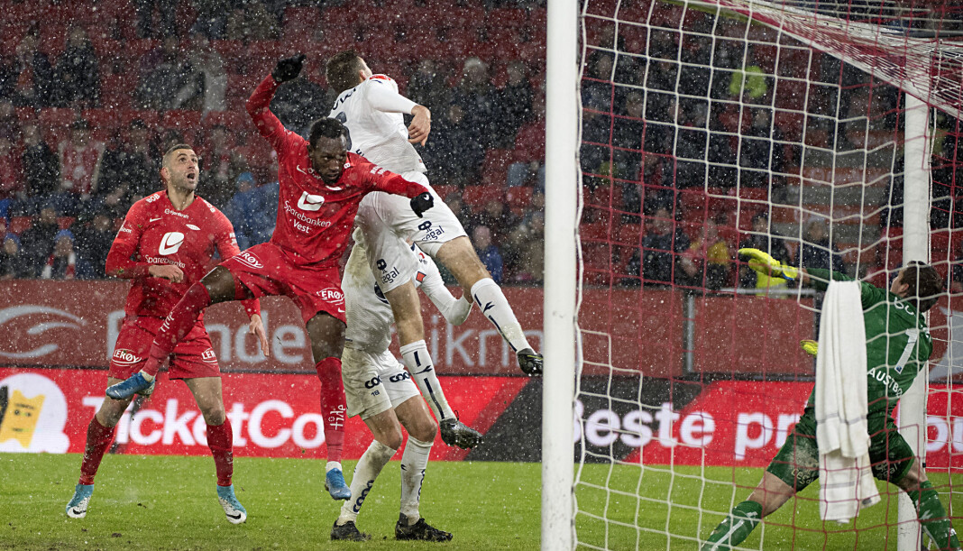 Branns Daouda Bamba og Azar Karadas (tv) klarte ikke å score i eliteseriekampen i fotball mellom Brann og Viking på Brann stadion sist helg. Foto: Marit Hommedal / NTB scanpix Branns Daouda Bamba og Azar Karadas (tv) klarte ikke å score i eliteseriekampen i fotball mellom Brann og Viking på Brann stadion sist helg. Foto: Marit Hommedal / NTB scanpix