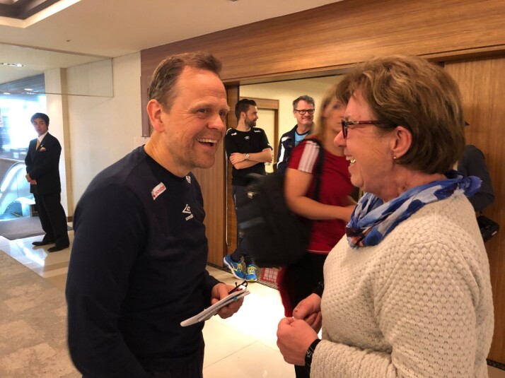 Mette Bugge snakker med Thorir Hergeirsson under håndball-VM i Japan, etter pressemøte på spillernes hotell. Mette Bugge snakker med Thorir Hergeirsson under håndball-VM i Japan, etter pressemøte på spillernes hotell.