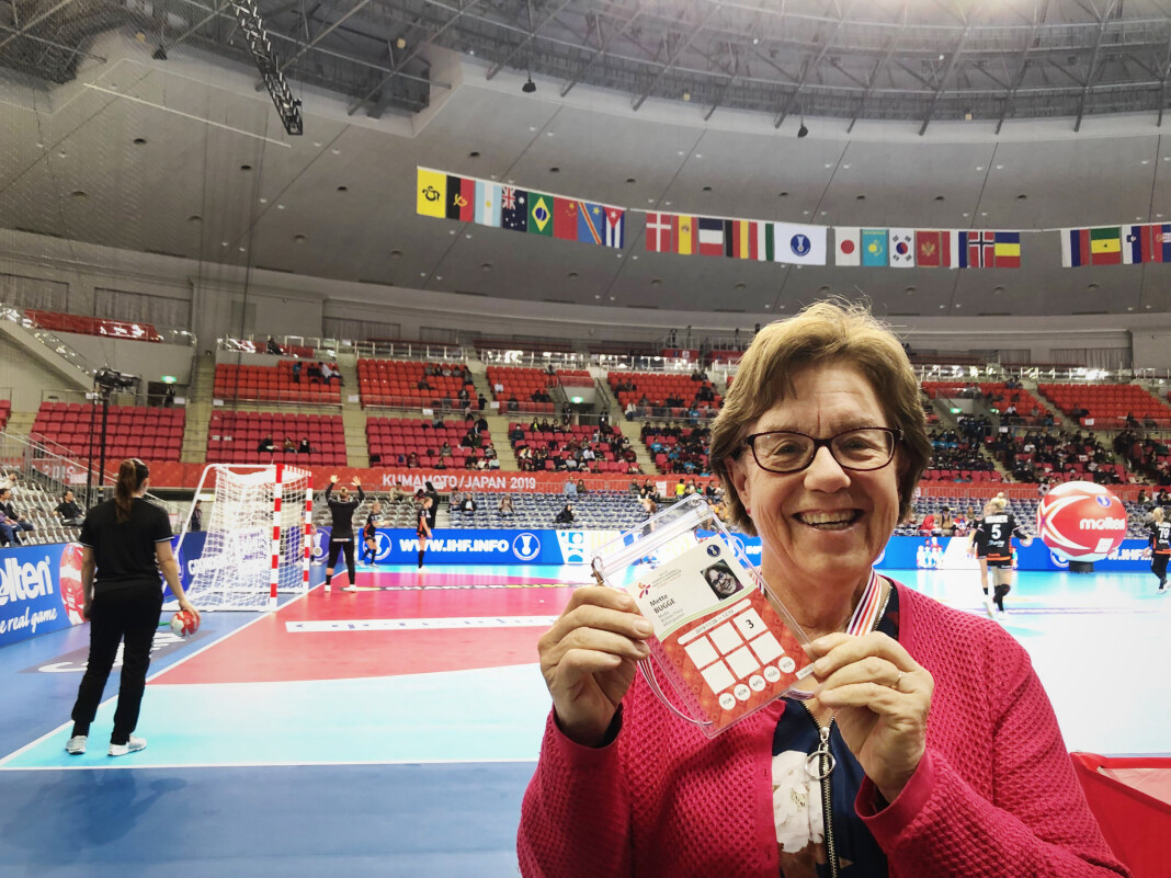 Mette Bugge har vært Aftenpostens sportsjournalist i 42 år. Nå er hun på plass på håndball-VM i Japan. Mette Bugge har vært Aftenpostens sportsjournalist i 42 år. Nå er hun på plass på håndball-VM i Japan.