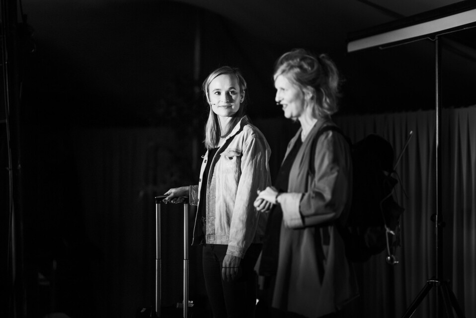 Heidi Taksdal Skjeseth og Ingerid Salvesen tok publikum med på en togreise til Italia, fra ei scene i Oslo.