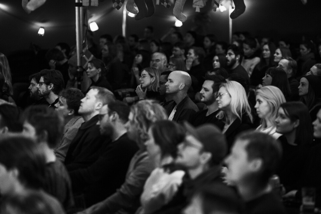 Nesten helt fullsatt telt med folk som er nysgjerrige på live-journalistikk fra ei scene. Nesten helt fullsatt telt med folk som er nysgjerrige på live-journalistikk fra ei scene.