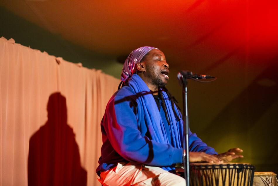 Sidiki Camara, en av Malis ledende perkusjonister, spilte mens NRK-veteran Tomm Kristiansen fortalte.